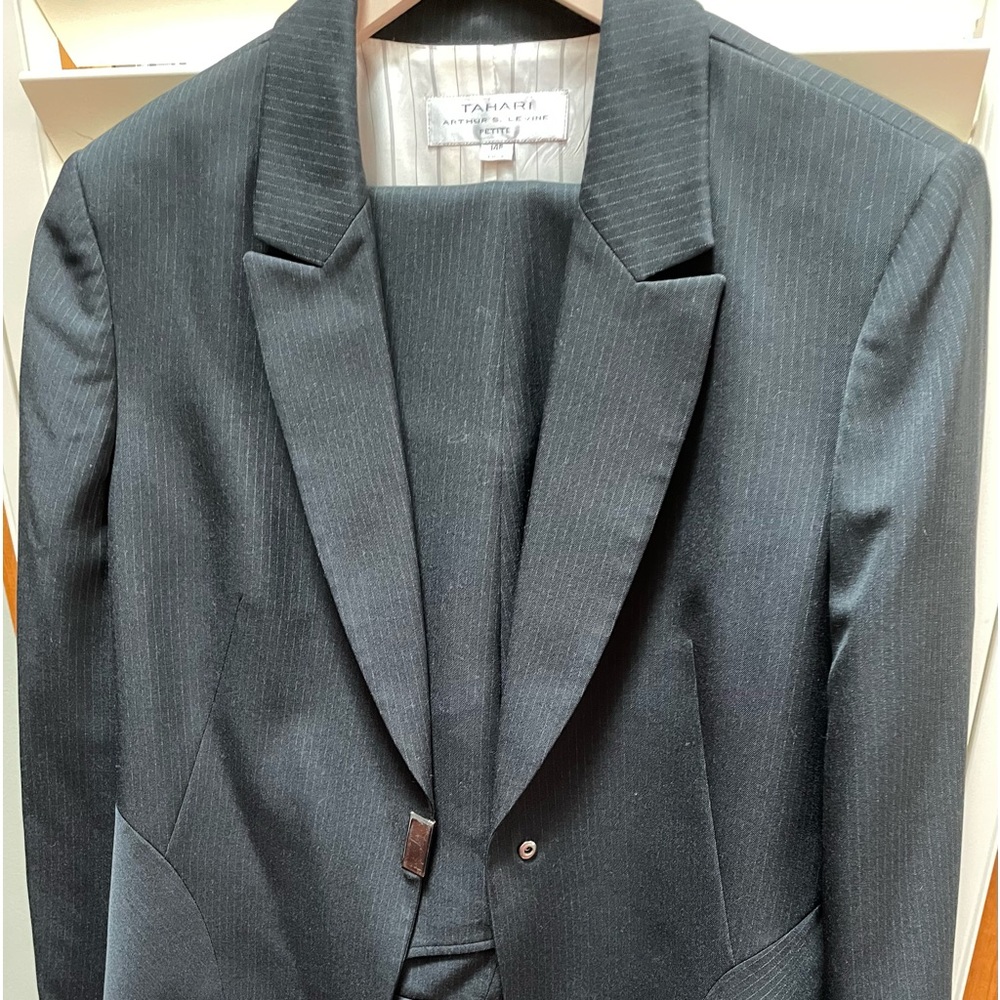 Tahari Size 14P black pin stripe